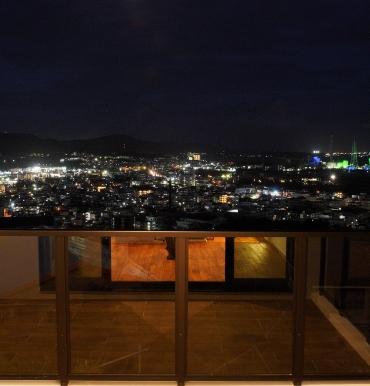青い海を眺め、夜景に心を癒される広々ルーフバルコニー イメージ写真