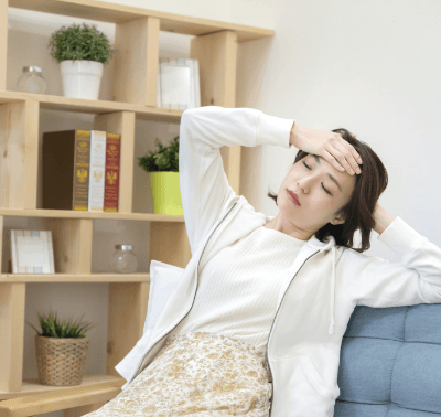 頭を抱える女性　頭痛　写真