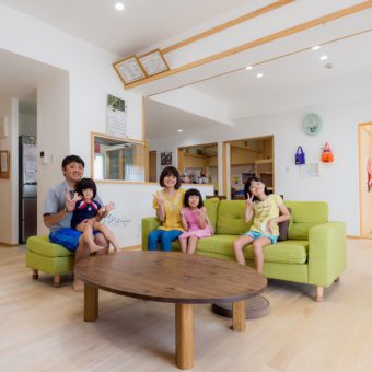 アパートの２つの住戸をつなげて<br>漆喰＆無垢フローリングで「無添加住宅」リノベーション アイチャッチ