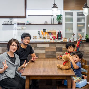 住宅街でも視線伸び伸び<br>ファサードの木ルーバーが「男前」の表情を演出 アイチャッチ