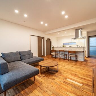 南向きのアイランドキッチンがある家 アイチャッチ