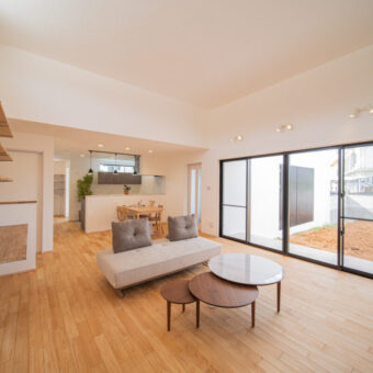 強い日差しも、雨の日も快適！オープンガレージのある家 アイチャッチ