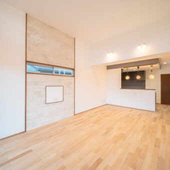 コーラルストーンが彩るモダンリビングのある家 アイチャッチ