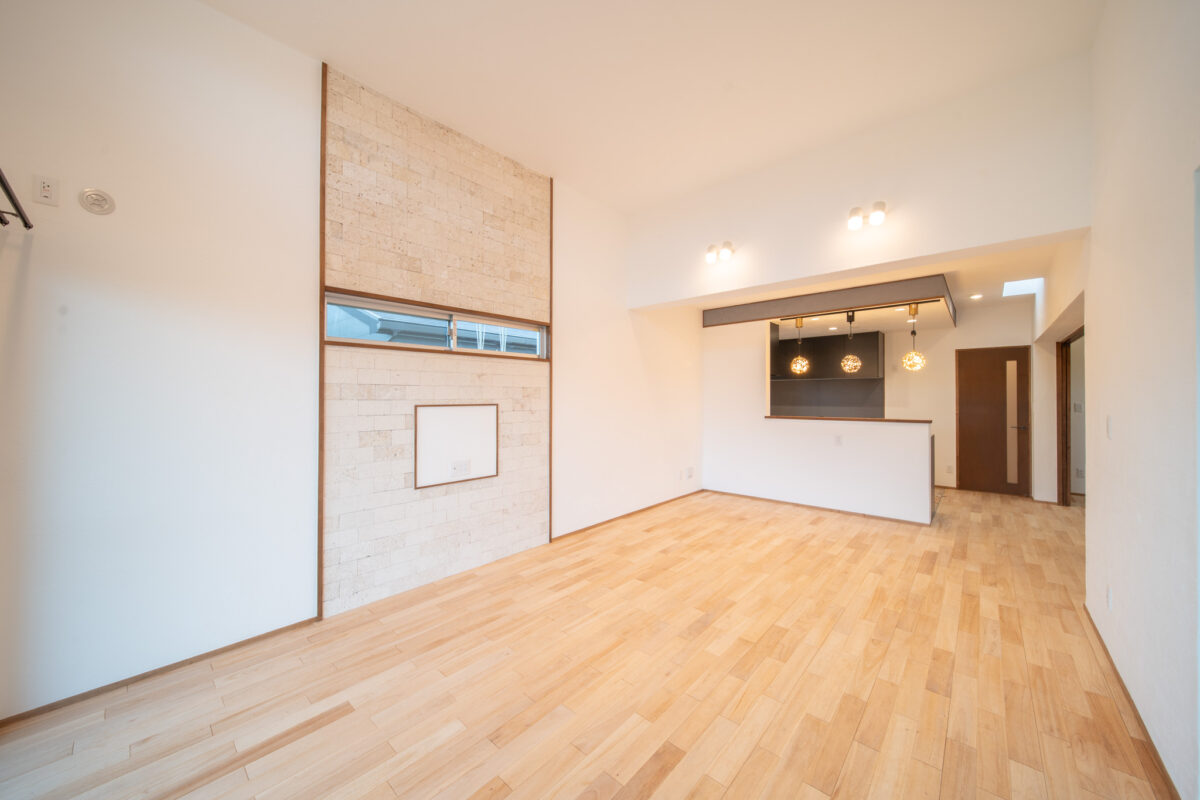 コーラルストーンが彩るモダンリビングのある家 アイチャッチ