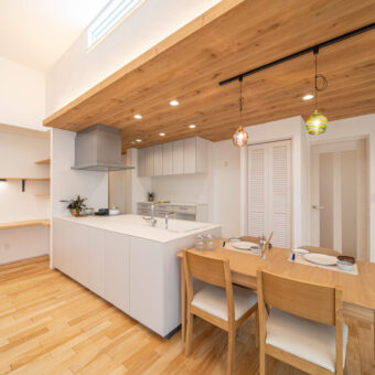 ナチュラルスタイルなキッチンが主役の家 アイチャッチ