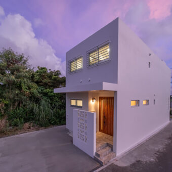 細長い敷地に建つ、２階リビングのある家 アイチャッチ