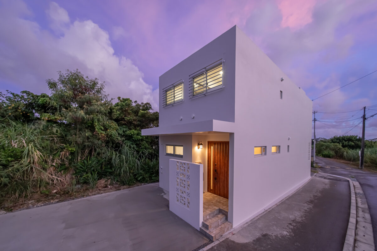 細長い敷地に建つ、２階リビングのある家 アイチャッチ