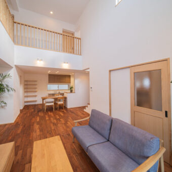 家族の声が届く吹き抜けリビングで、親子の時間を育む家 アイチャッチ