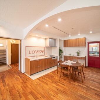 お料理の時間をもっと楽しく！見るたびに気分があがるキッチンタイルのある平屋 アイチャッチ