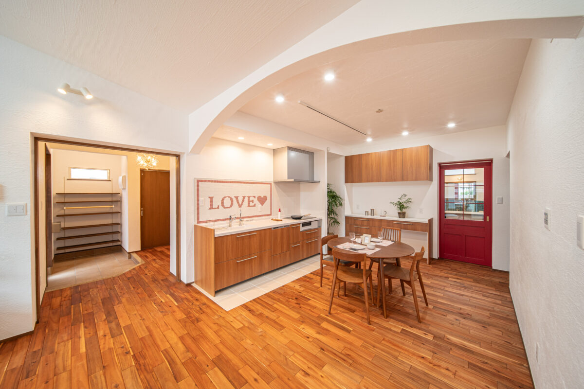 お料理の時間をもっと楽しく！見るたびに気分があがるキッチンタイルのある平屋 アイチャッチ